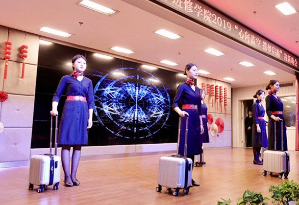 星际中腾空而起的巨人宣告名为《心向蓝